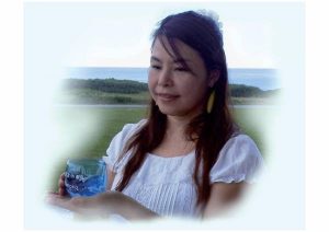 シンガーソングライターSATOKOさん演奏活動10周年記念　琉球グラスを片手に記念写真ｉｎ宮古島